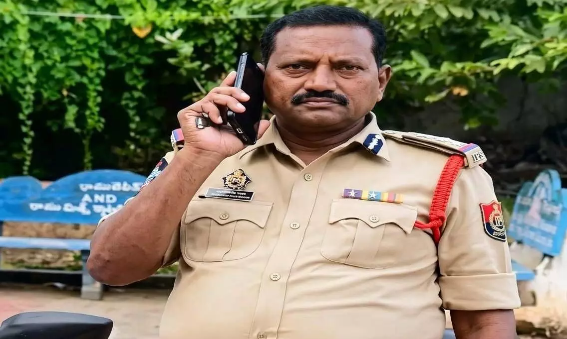 మాచర్ల ఏఎస్సై బ్లాక్మెయిల్ దందాపై ఐజీ వేటు! మాచర్ల ఏఎస్సై బ్లాక్మెయిల్ దందాపై ఐజీ వేటు!