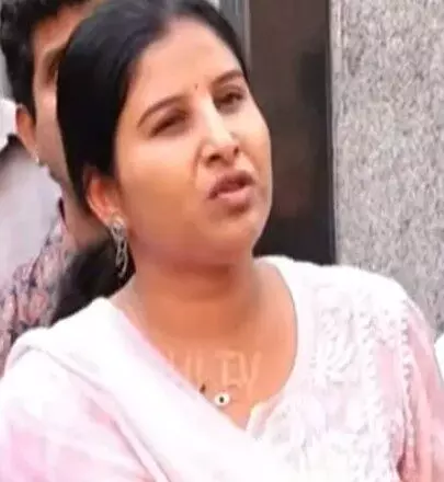 తుచ్ఛమైన డబ్బుపై నాకు మోజు లేదన్న మంగ్లీ, లాయర్ పై ఎదురు కేసు తుచ్ఛమైన డబ్బుపై నాకు మోజు లేదన్న మంగ్లీ, లాయర్ పై ఎదురు కేసు