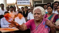 సీఎం సారు, ఈ వృద్ధురాలి ధర్మాగ్రహం చూడండి! ఈ నిరసన ఎందుకో తెలుసా?