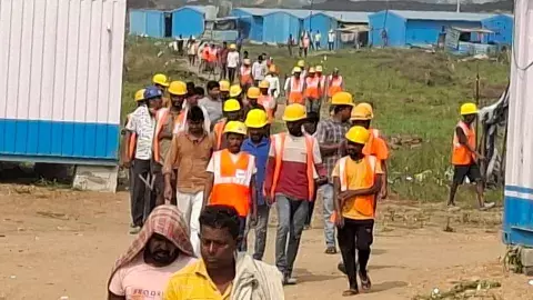 అమరావతి నిర్మాణ కార్మికులు ఎందుకు వెళ్లిపోతున్నారు?