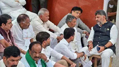 కర్ణాటక రాజకీయాల్లో కొత్త వివాదం.. సీఎం నిరసనపై బీజేపీ ఫిర్యాదు..