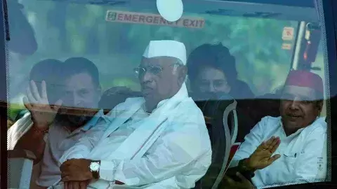 సుప్రీంకోర్టు వరకూ ఇండి కూటమి ఎంపీల పాదయాత్ర